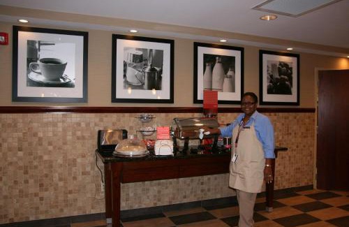 West Point Hotel | Comfortable Stay at Hampton Inn & Suites West Point with Pool