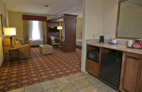Wiggins Hotel | Top-Rated Hampton Inn & Suites Wiggins with Pool & Kitchen