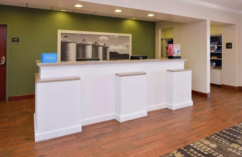 Wilmington Hotel | Pet-Friendly Hampton Inn & Suites Wilmington with Pool Access