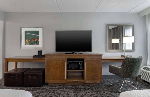 Tallahassee Hotel | Guest Favorite: Hampton Inn Tallahassee-Central with Pool