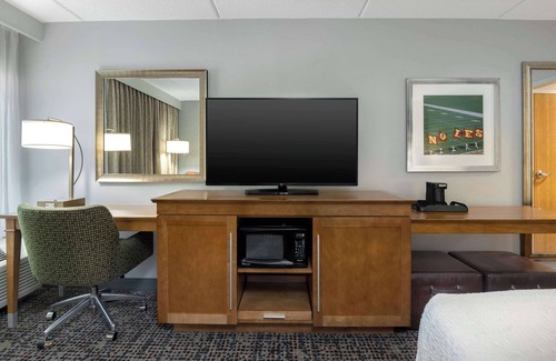 Tallahassee Hotel | Guest Favorite: Hampton Inn Tallahassee-Central with Pool