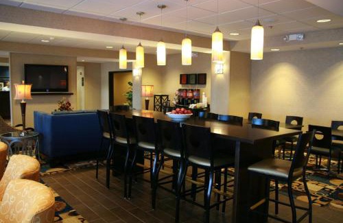 Topeka Hotel | Discover Pet-Friendly Comfort at Hampton Inn Topeka