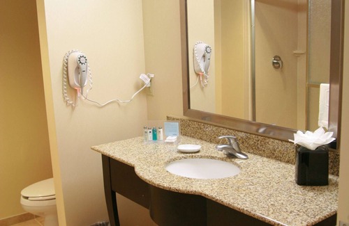 Topeka Hotel | Inviting Hampton Inn Topeka with Pool and Spa Amenities