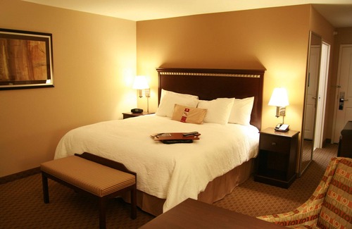 Topeka Hotel | Inviting Hampton Inn Topeka with Pool and Spa Amenities