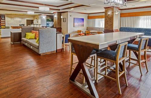 Van Buren Hotel | Discover Comfort at Hampton Inn Van Buren with Pool Access