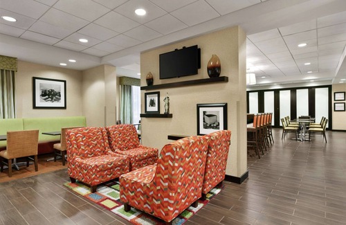Chantilly Hotel | Discover Hampton Inn near Dulles with Pool & Breakfast
