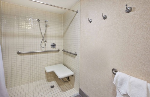 Chantilly Hotel | Discover Hampton Inn near Dulles with Pool & Breakfast