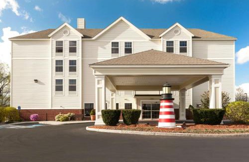 Waterville Hotel | Discover Hampton Inn Waterville: Pet-Friendly Getaway