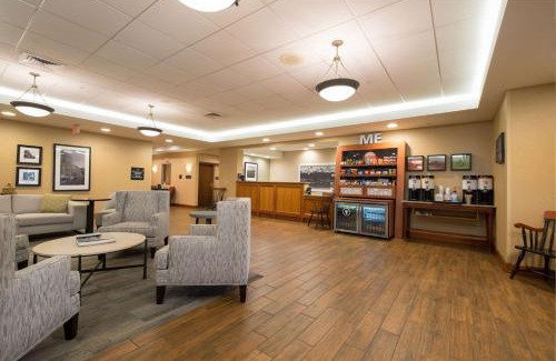 Waterville Hotel | Discover Hampton Inn Waterville: Pet-Friendly Getaway