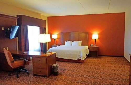 Waynesburg Hotel | Comfortable Stay at Hampton Inn Waynesburg with Pool & Dining