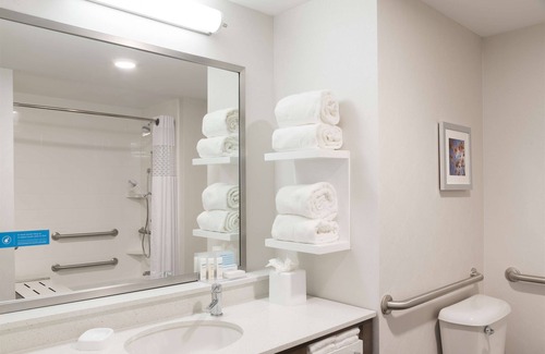 Westfield Hotel | Discover Hampton Inn Westfield: Rated 9.2 with Pool & Dining