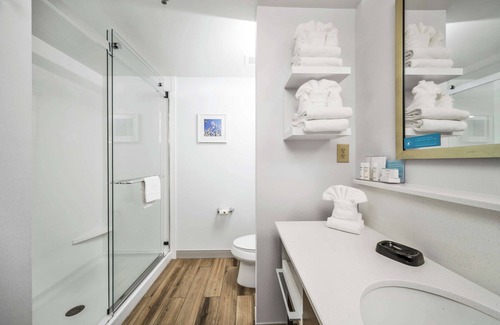 Wilson Hotel | Discover Hampton Inn Wilson Downtown: Rated 9/10 with Pool