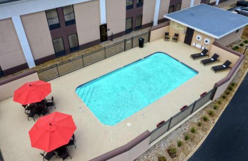 Winchester Hotel | Comfortable Hampton Inn Winchester KY with Pool & Family Amenities