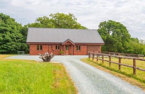 Ellesmere House | Elegant Stay at Hampton Lodge with Child-Friendly Amenities