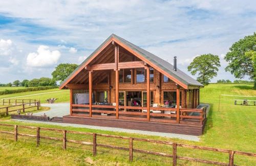 Ellesmere House | Elegant Stay at Hampton Lodge with Child-Friendly Amenities