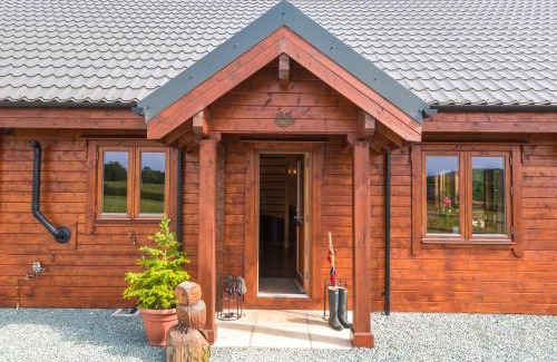 Ellesmere House | Elegant Stay at Hampton Lodge with Child-Friendly Amenities