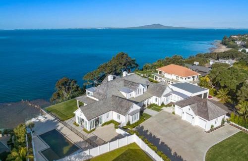 Campbells Bay House | Experience Hampton on View: Clifftop Retreat in Campbells Bay