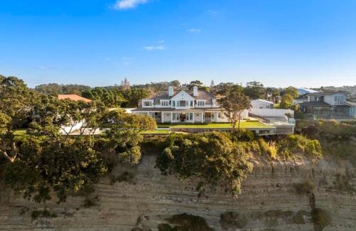 Campbells Bay House | Experience Hampton on View: Clifftop Retreat in Campbells Bay