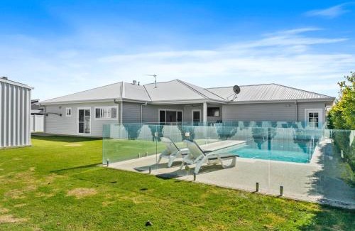 Yarrawonga House | Relax at Hampton Retreat: Family-Friendly with Pool Access