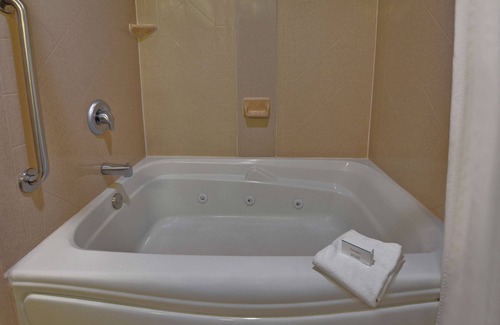 Hoover Hotel | Inviting Hampton Suites Birmingham Hoover with Pool & Dining