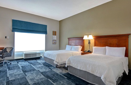 Hoover Hotel | Inviting Hampton Suites Birmingham Hoover with Pool & Dining