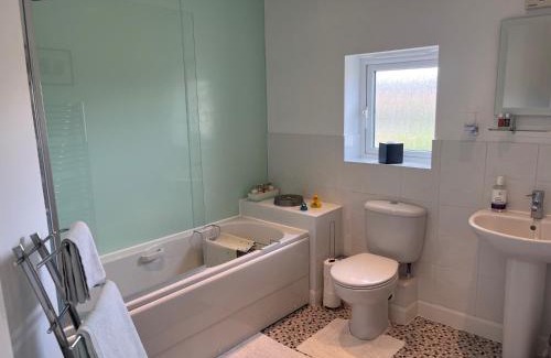 Peterborough House | Prime Peterborough Lakeside Double Bedroom with Kitchen