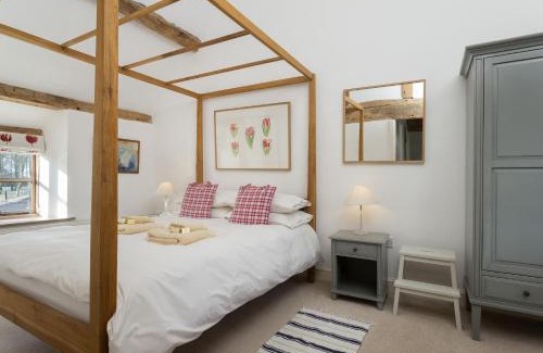 Docklow House | Pet-Friendly Retreat at Hampton Wafre Cottage Awaits You