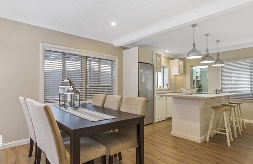 Deception Bay House | Beautiful Hamptons at The Bay - Waterfront Escape & Pool
