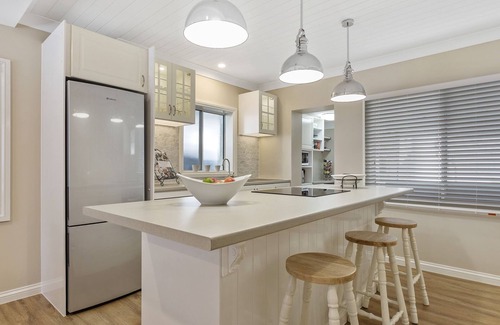 Deception Bay House | Beautiful Hamptons at The Bay - Waterfront Escape & Pool