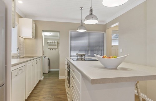 Deception Bay House | Beautiful Hamptons at The Bay - Waterfront Escape & Pool