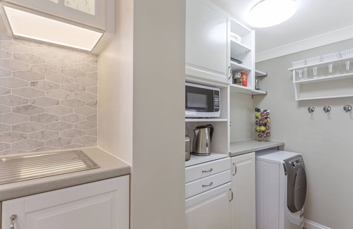 Deception Bay House | Cozy Retreat at Hamptons at The Bay with Ocean Views