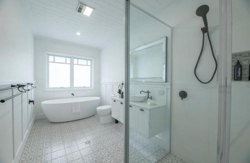 Dubbo House | Elegant Hamptons Cottage - 4 Star with Perfect Reviews