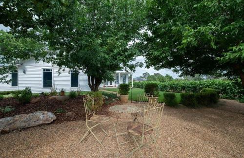 Dubbo House | Elegant Hamptons Cottage - 4 Star with Perfect Reviews