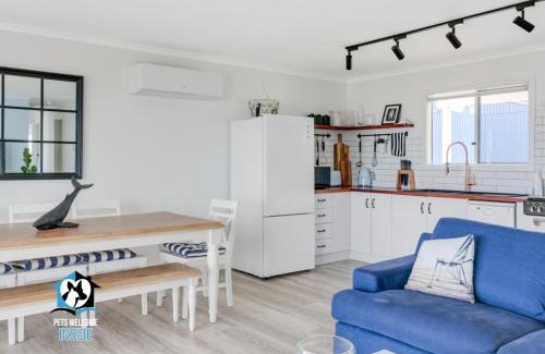 Middleton House | Beachside Retreat with Ocean Views - Guest Rated 9/10