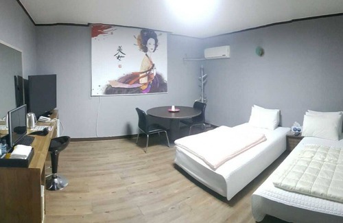 Sangbaek Hotel | Eco-Friendly Stay at Hamyang Byeolgung with Breakfast & Kitchen