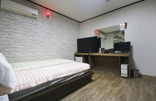 Sangbaek Hotel | Eco-Friendly Stay at Hamyang Byeolgung with Breakfast & Kitchen