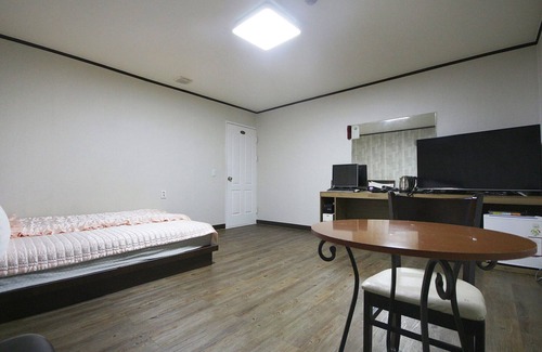 Sangbaek Hotel | Eco-Friendly Stay at Hamyang Byeolgung with Breakfast & Kitchen