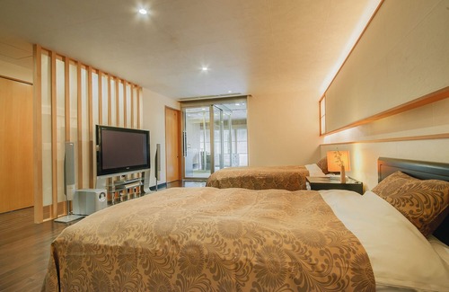 Yamanakaonsen Higashimachi House | Experience Hanamurasaki: 4-Star Retreat with Spa & Dining