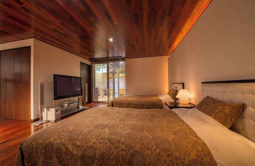 Yamanakaonsen Higashimachi House | Experience Hanamurasaki: 4-Star Retreat with Spa & Dining