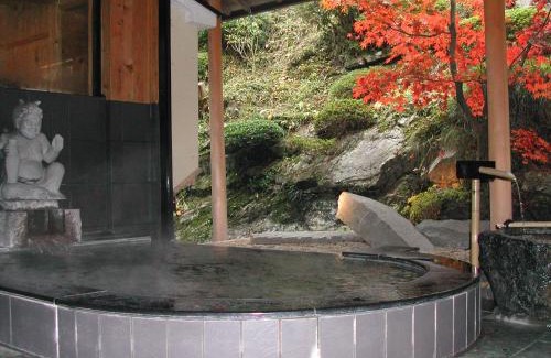 Tenkawa Hotel | Discover Hanaya Tokubei: Family-Friendly with Hot Tub