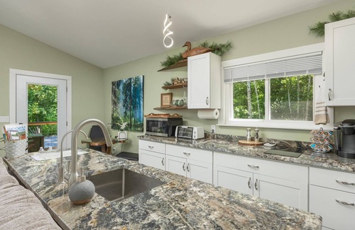 Lookout Mountain Apartment | Cozy Treehouse Bungalow with Hot Tub in Lookout Mountain