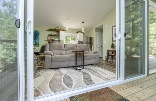 Lookout Mountain Apartment | Cozy Treehouse Bungalow with Hot Tub in Lookout Mountain