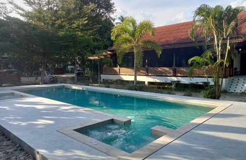 Mae Nam House | Inviting Handcrafted Lodge near Mae Nam Beach with Pool