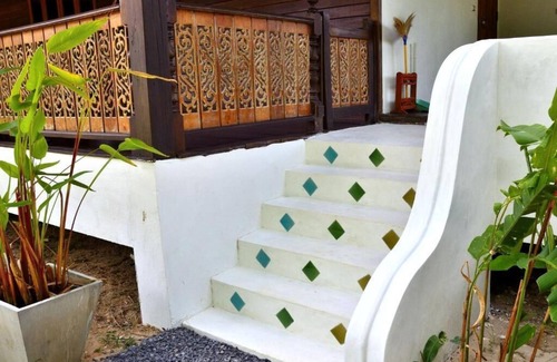 Mae Nam House | Inviting Handcrafted Lodge near Mae Nam Beach with Pool