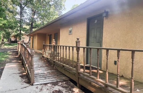 Golconda House | Cozy Two Bedroom Bungalow with Kitchen by Garden of the Gods