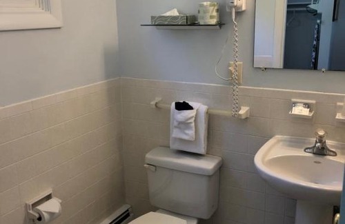 South Harwich Hotel | Relax at Handkerchief Shoals Inn with Oceanfront Amenities