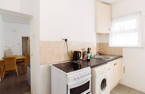 Newport Apartment | Discover Handpost Lodge: Family-Friendly with Breakfast Included