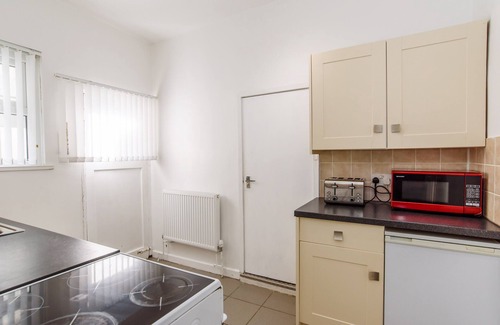 Newport Apartment | Discover Handpost Lodge: Family-Friendly with Breakfast Included