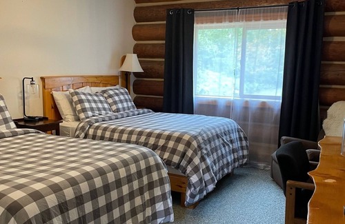 Gold Bar Cabin | Premier 10-Bedroom Mountain Chalet with Spa & Hot Tub