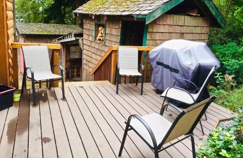 Otter Point House | Exceptional Stay at Handsome Dan's with Pet-Friendly Amenities